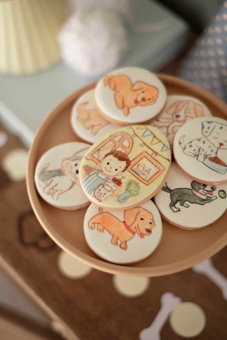 Biscoitos pintados à mão com cachorrinhos e um menino chef